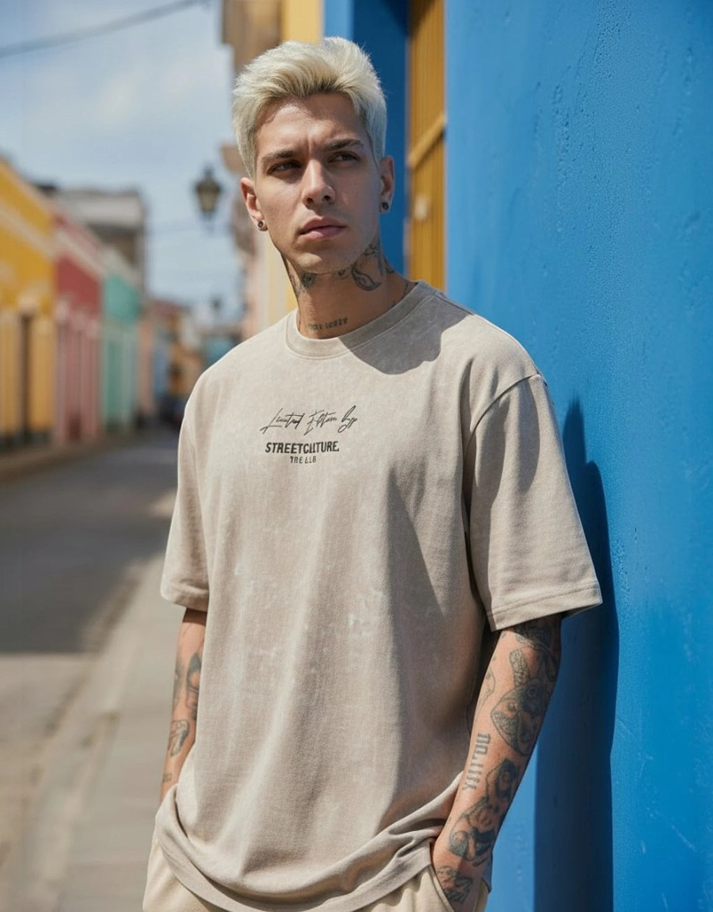 Ανδρικό oversized μπεζ βαμβακερό t-shirt MEGASTORE με γραφικό τύπωμα στο στήθος, κοντά μανίκια και χαλαρή εφαρμογή.